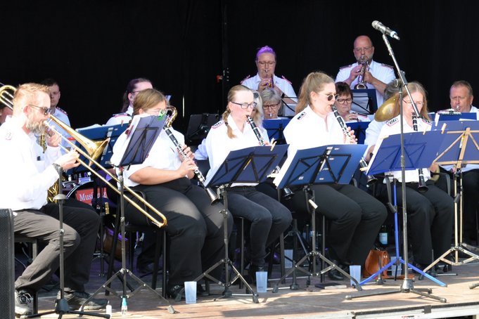 Der Feuerwehrmusikzug Jevenstedt bei einem Konzert im Sommer