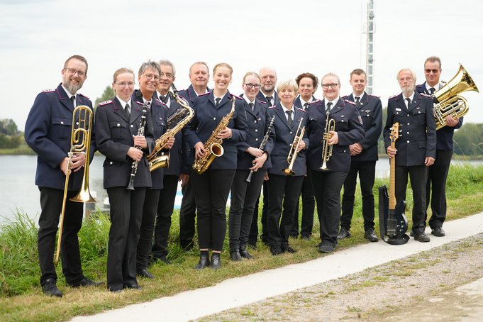 Der Feuerwehrmusikzug Jevenstedt vor dem Nord-Ostsee-Kanal